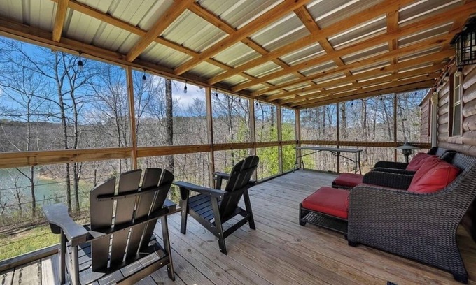 Crane Hill Cabina | Cozy cabin in beautiful Crane Hill with AC. Steps to Lewis Smith Lake.