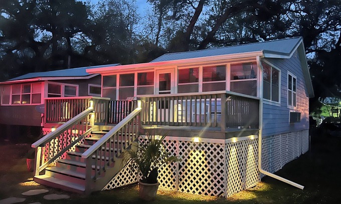 Bon Secour Cabina | Cozy cabin in charming Bon Secour across from Bon Secour River
