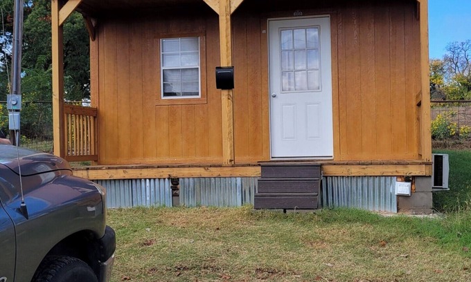 McCord Cabina | Cozy cabin in charming Ponca City with WiFi, AC