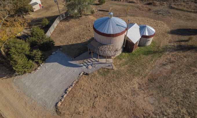 Pineville Cabina | Cozy cabin in charming Pineville with hot tub, 180" movie screen, WiFi, AC