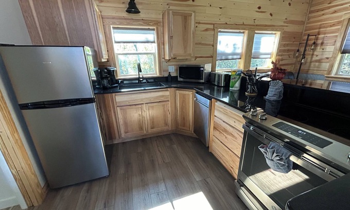 Logan Cabina | Cozy cabin in charming Logan with AC, WiFi, Hot tub, Firepit