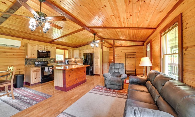 Hardin Cabina | Cozy Cabin in Hardin ~ 1 Mi to Kentucky Lake!