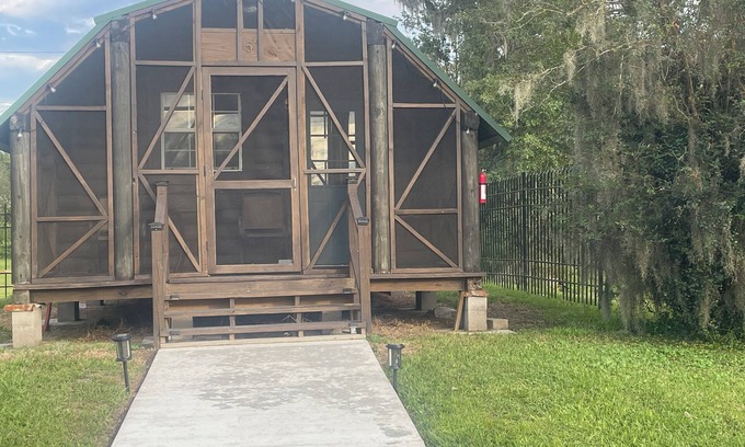 Crown Point Cabina | Cozy cabin in nice Marrero with WiFi, AC Cabin 5
