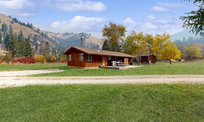 Sula Cabina | Cozy cabin in pastoral setting w/wood stove, mountain views, walk to river