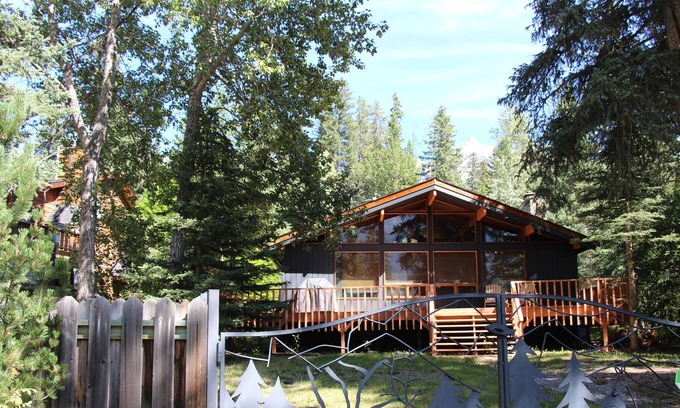 Harvie Heights Cabina | Cozy Cabin in the Rockies