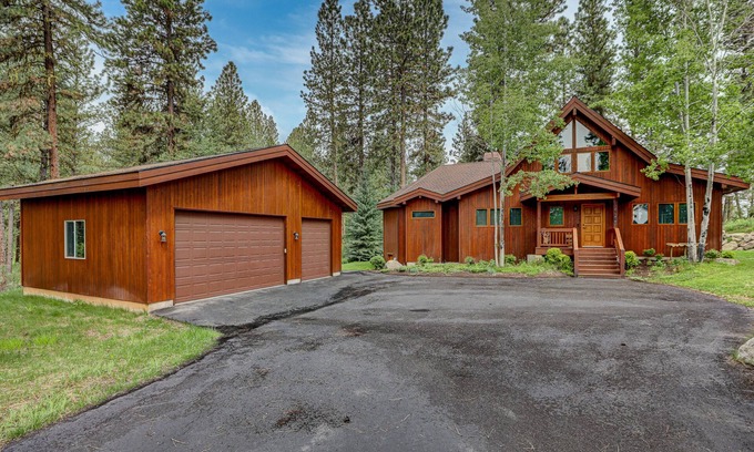 New Meadows Cabina | Cozy cabin in the heartland of outdoor recreation for every age and ability.