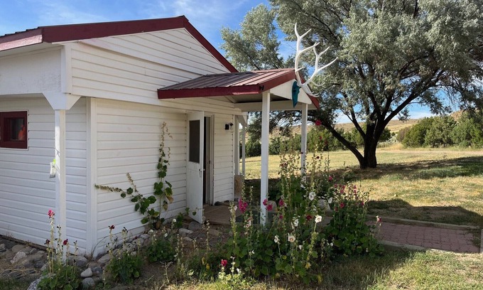 Moffat County Cabina | Cozy cabin in the heart of off-road heaven! Bring your SxS's and sunscreen!
