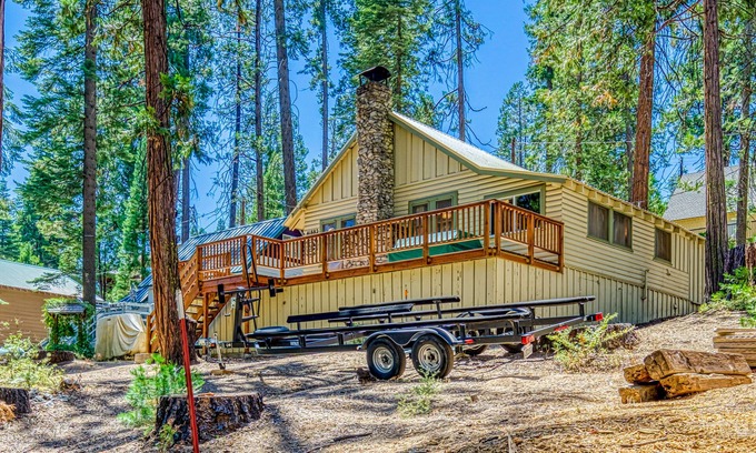 West Village Cabina | Cozy cabin in the trees with deck, grill, wood-burning fireplace, WiFi, & W/D
