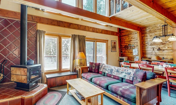 Serene Lakes Cabina | Cozy cabin in the heart of nature with wood fireplace, deck & loft