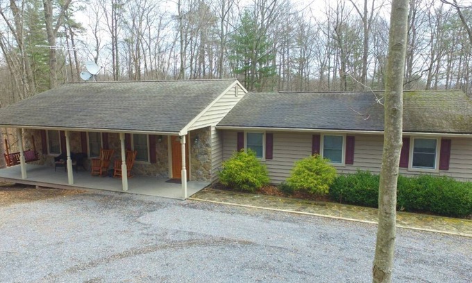 Warfordsburg Cabina | Cozy Cabin in the Woods, with a wood FIREPLACE, hiking, outdoor KIDS PLAY SET!