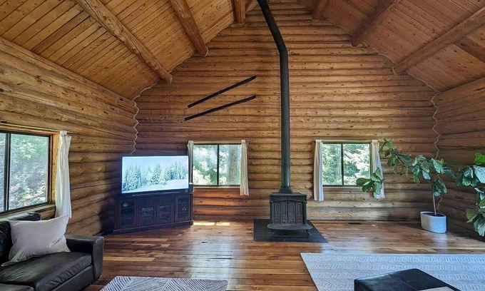 Summit Park Cabina | Cozy cabin in the woods fit for all outdoor enthusiasts!