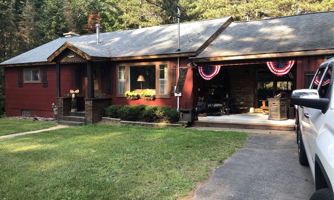 Tomahawk Cabina | Cozy cabin in the woods by Lake Nokomis and Bearskin trails
