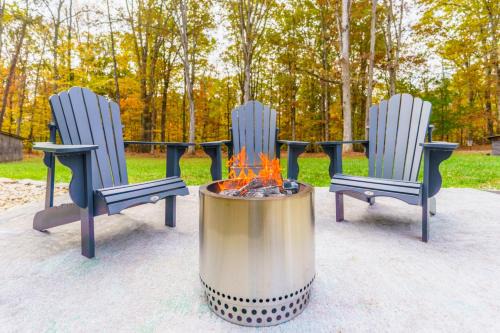 Ashley Oaks Casa | Cozy Cabin in the Woods w/Playroom, Deck & Lounge