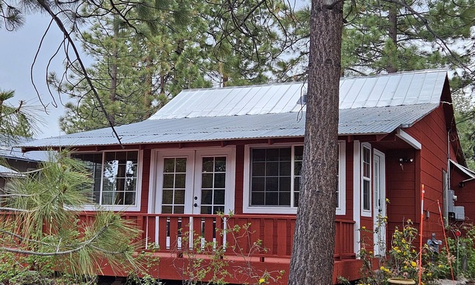 Lakeside Park Cabina | Cozy Cabin in the heart of South Tahoe - Walk to the gondola, beach and casinos!