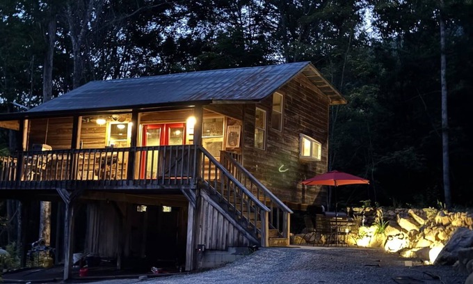 Speedwell Cabina | Cozy cabin in welcoming Speedwell with WiFi, AC