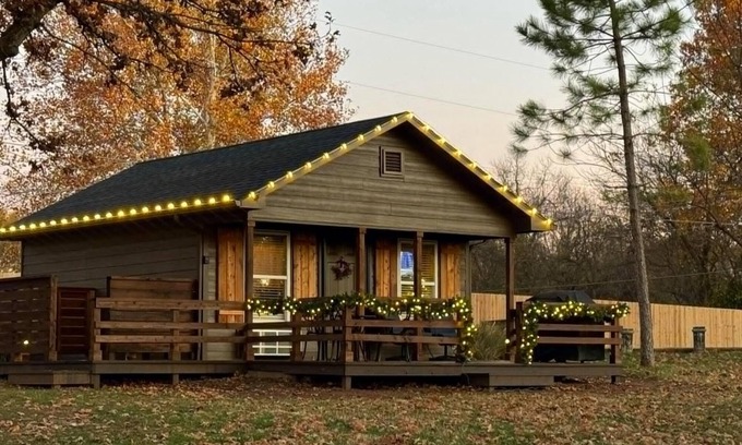 Cleora Cabina | Cozy Cabin in wooded setting WITH HOT TUB