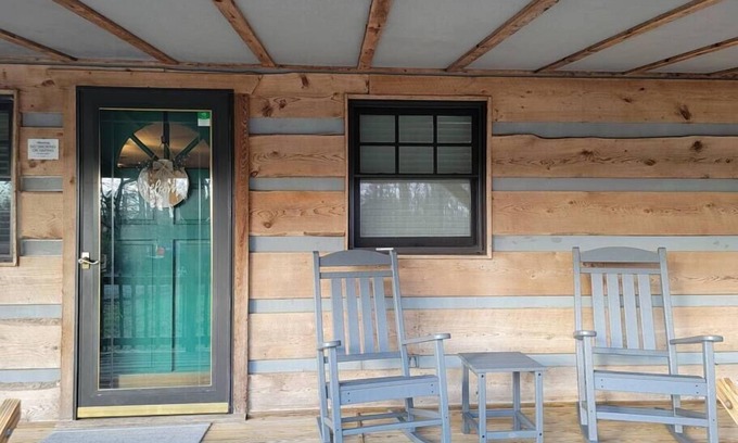 Dandridge Cabina | Cozy cabin inviting you to "Just Breathe"