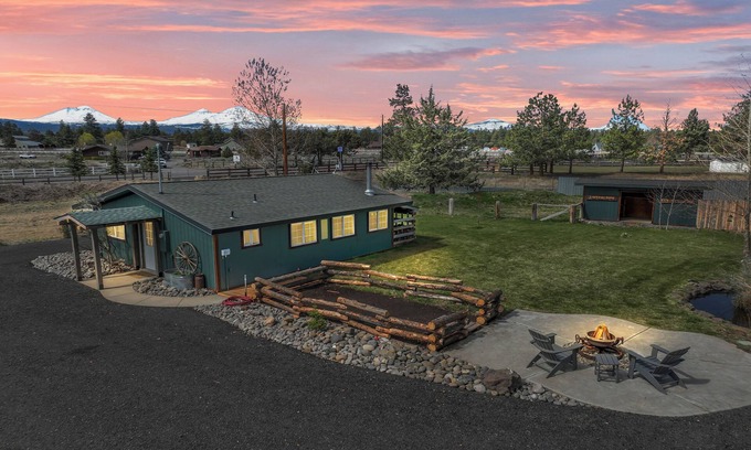Bend Cabina | Cozy cabin just outside Sisters, pet friendly, great Mountain View’s, WiFi, & AC