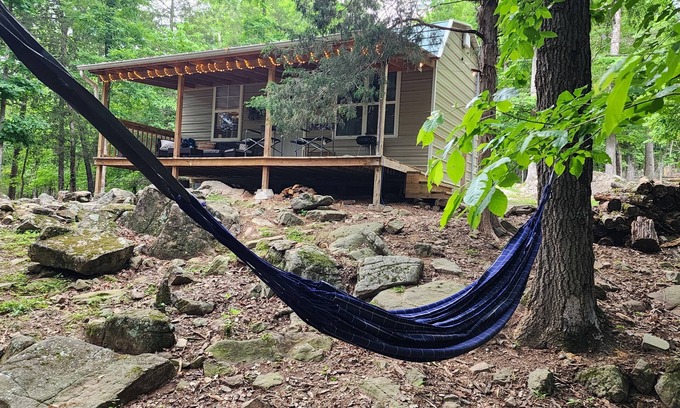 Jasper Cabina | Cozy cabin located on mountainside hobby farm