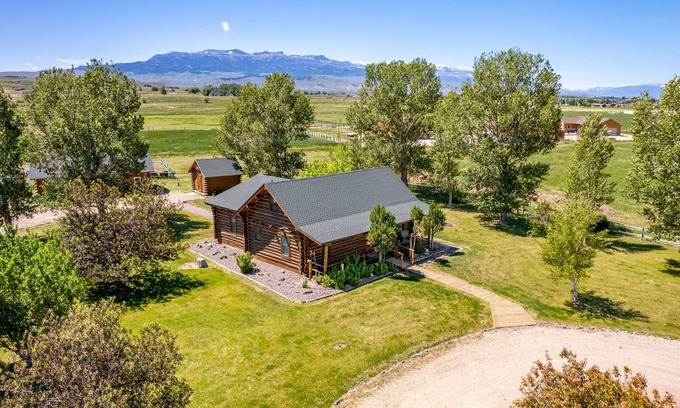 Cody Cabina | Cozy Cabin Located on the Southfork- classic log cabin, wonderful location