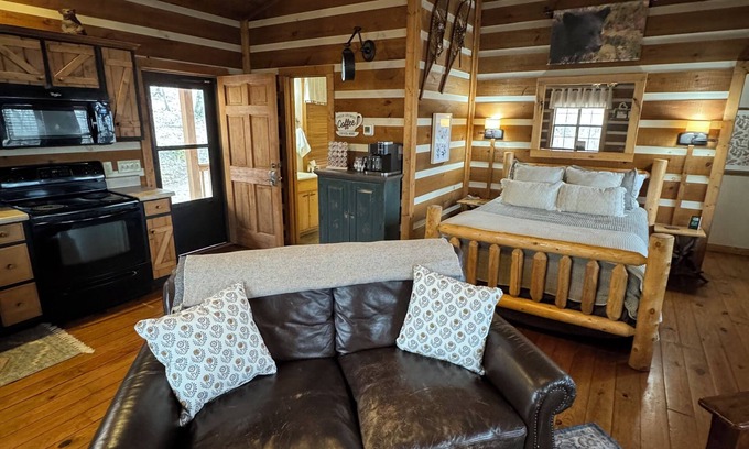 Cleveland Cabina | Cozy cabin minutes from downtown Helen WiFi, Hot Tub, Fire Pit, King Bed