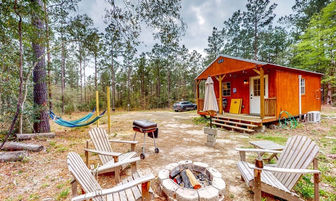 Colmesneil Cabina | Cozy Cabin Near Lakes w/ Hammock & Outdoor Shower