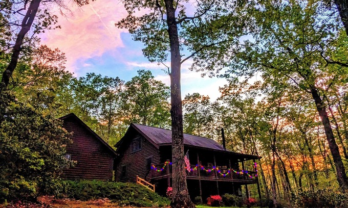 Pickens Cabina | Cozy Cabin Near Table Rock Nestled in Nature. Dog Friendly!