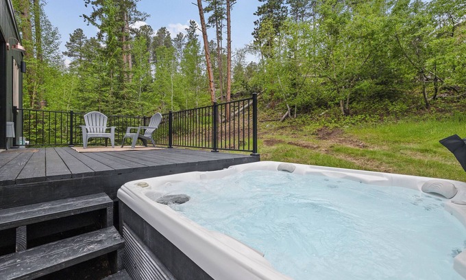 Lead Cabina | Cozy Cabin Near Trails, Large Parking Area, Hot Tub, 1/4 Mile off Highway!