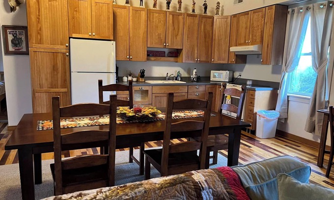 Maysville Cabina | Cozy Cabin, nestled on a 200 acre Horse Farm - family and pet friendly.