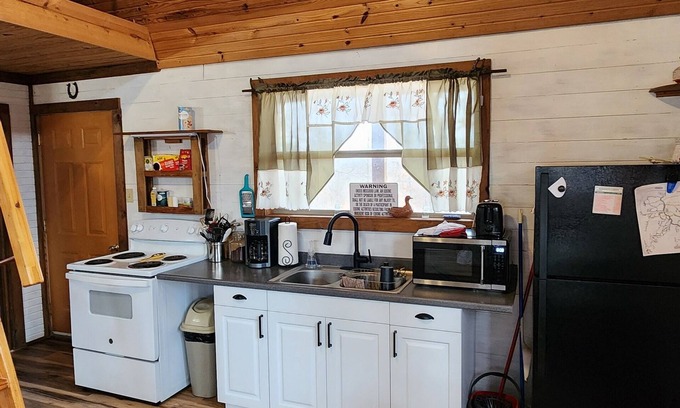 Pineville Cabina | Cozy cabin nestled on the edge of Huckleberry Conservation, w/firepit!