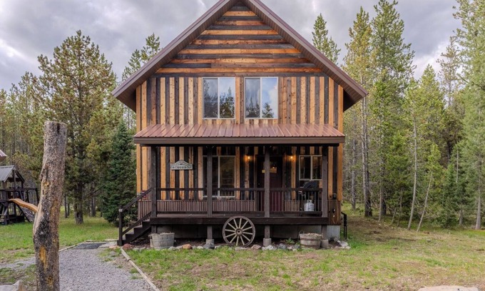 Island Park Cabina | Cozy Cabin Nestled in the Pines