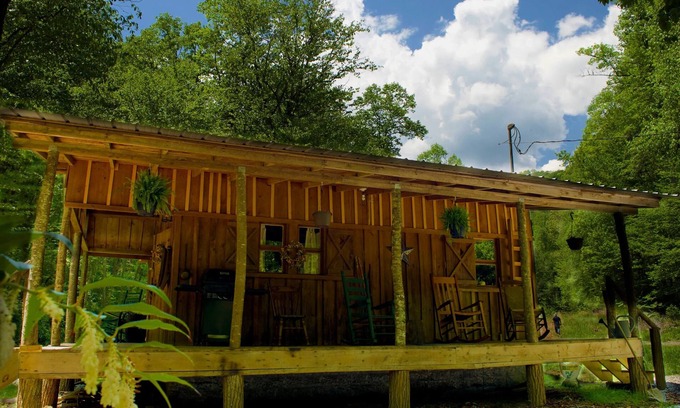Robbinsville Cabina | Cozy Cabin next to Creek with Private Waterfall, Lake Access and Hot tub.