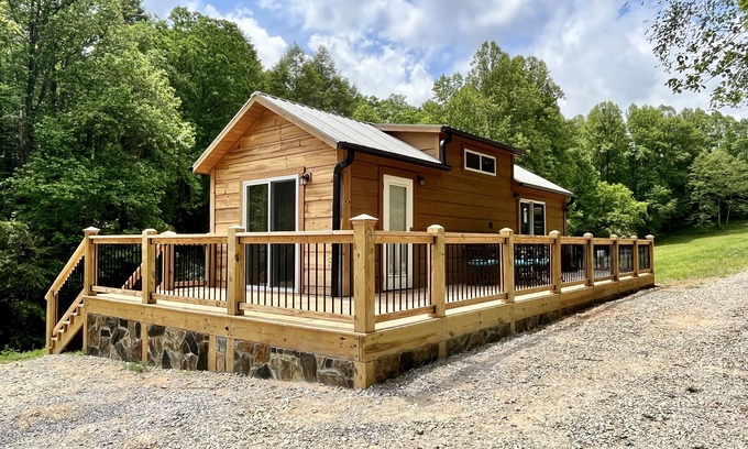 Old Fort Cabina | Cozy Cabin on 4 acres - By I-40 - King Bed - Fenced Yard - Deck - Loft - Firepit
