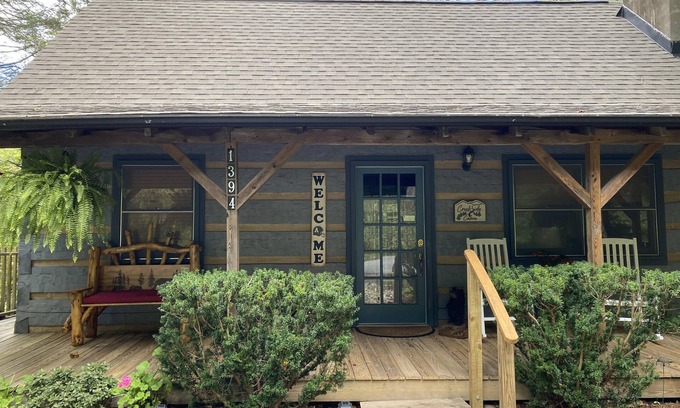 Boone Cabina | Cozy cabin in the beautiful mountains of Boone! Right on Howard's Creek!