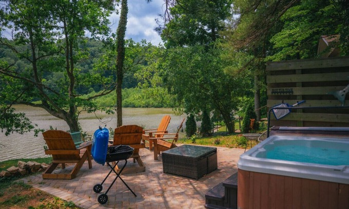 Martinsville Cabina | Cozy Cabin on Lake front with Hot tub & firepit