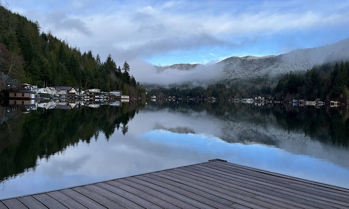 Port Angeles Cabina | Cozy Cabin on Lake Sutherland with hot tub, huge dock and kayaks!