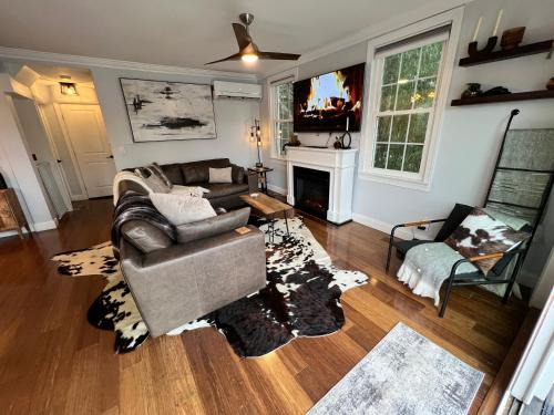 Hopatcong Villa | Cozy Cabin On the Lake with HotTub