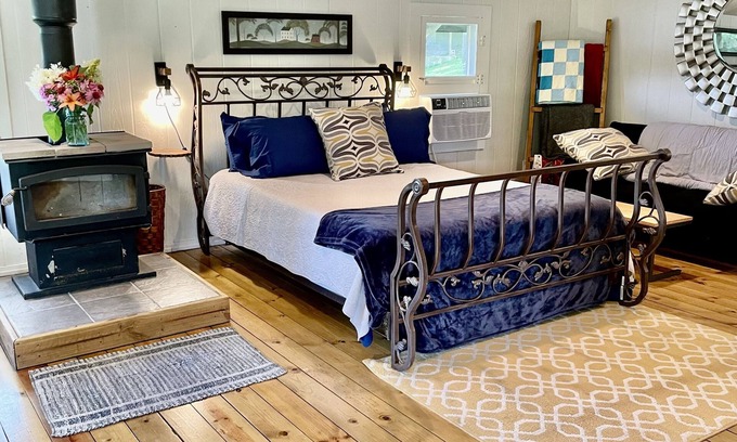 Janesville Cabina | Cozy cabin on the river!! Pet friendly!