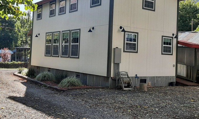 White Bird Cabina | Cozy cabin on White Bird Creek, Petfriendly