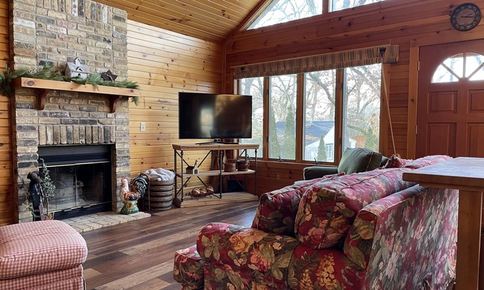 Lake Ripley Cabina | Cozy cabin one block from lake, private beach and close to hiking/ biking trails