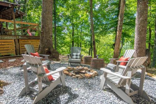 Fleetwood Casa | Cozy Cabin Overlooking Close to Boone and West Jefferson