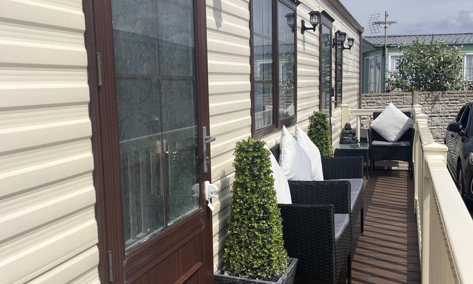 Towyn Cabina | Cozy Cabin Retreat in Towyn