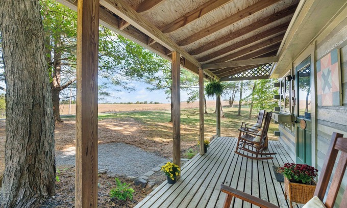 Birdseye Cabina | Cozy Cabin Retreat near Patoka Lake & Winery -Fire Pit, Boat Parking & more!