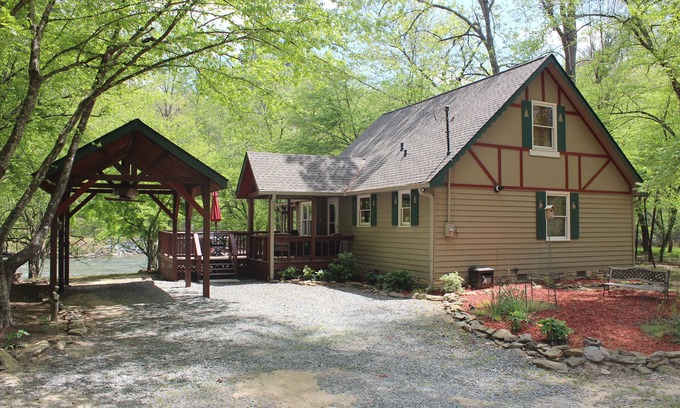 Ellijay Cabina | Cozy cabin right on Coosawatee River w/ Hot Tub, Pet-Friendly, Hiking, Wineries