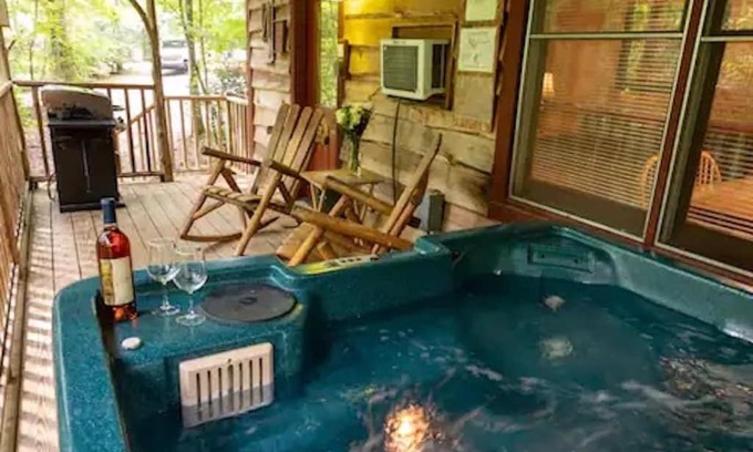 Dahlonega Casa | Cozy Cabin: River View with Hot Tub