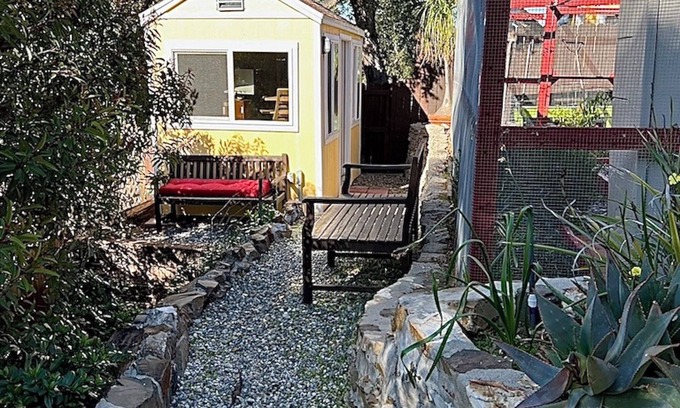Topanga Cabina | Cozy Cabin Under the Oaks, WiFi, Outdoor Fitness in Enchanting Topanga Dreaming