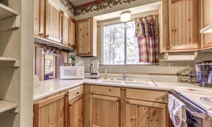 Ruidoso Cabaña | Cozy Cabin w/ Deck < 1 Mi to Midtown Ruidoso!