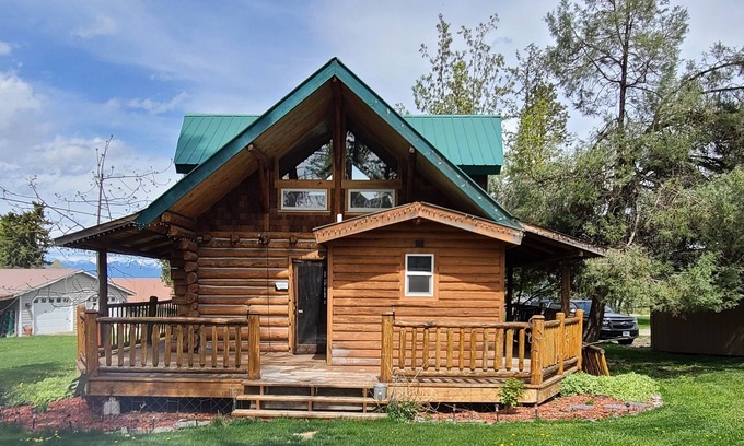Lakeside Cabina | Cozy Cabin w/firepit, 5 min walk to beach. (pet friendly!)