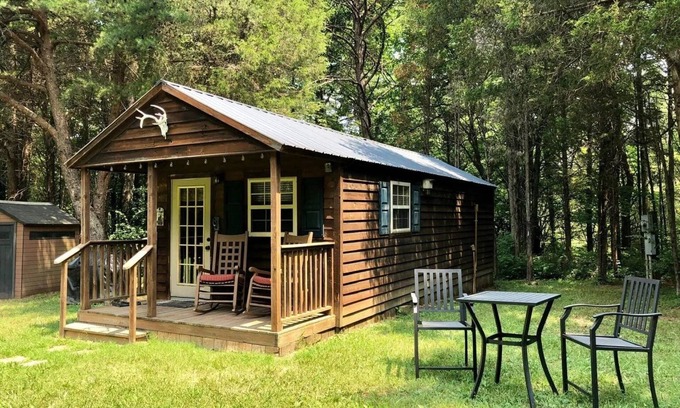 La Grange Cabina | Cozy Cabin w/firepit, tucked in the woods on a Kentucky farm. Nature awaits!