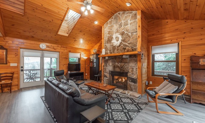 McHenry Casa | New! Ginseng Getaway: Lake Area, Fireplace, Game Table!